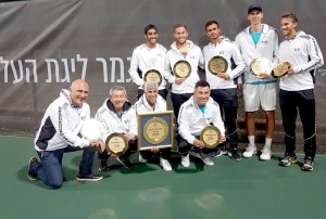 הצוות המקצועי ושחקני מועדון הטניס בלוד עם צלחת אליפות המדינה השנייה ברציפות
