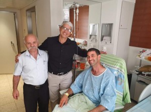 איתן לוי בבית החולים, זוכה לביקור של מנכל העירייה אהרון אטיאס והגזבר ציון הדר