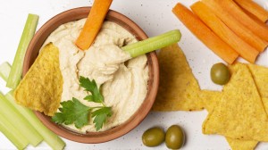 flat-lay-bowl-with-humus-vegetables