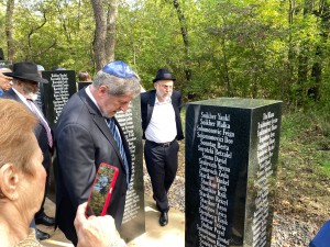 памятник фото3 читают имена погибших
